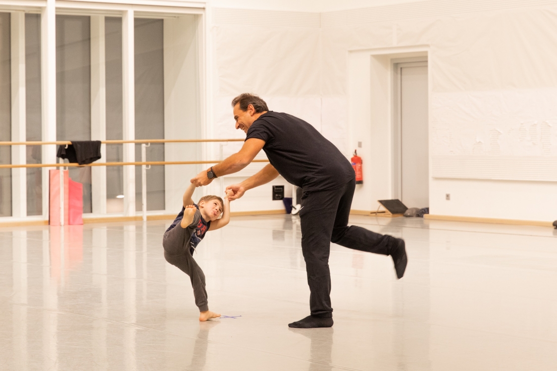 Φωτογραφία από το Εργαστήριο της Εθνικής Λυρικής Σκηνής με τίτλο "Μπαμπά, χορεύουμε;"