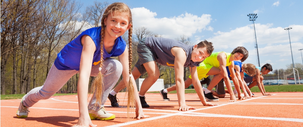 Εικόνα παιδιών που αθλούνται στο στίβο.