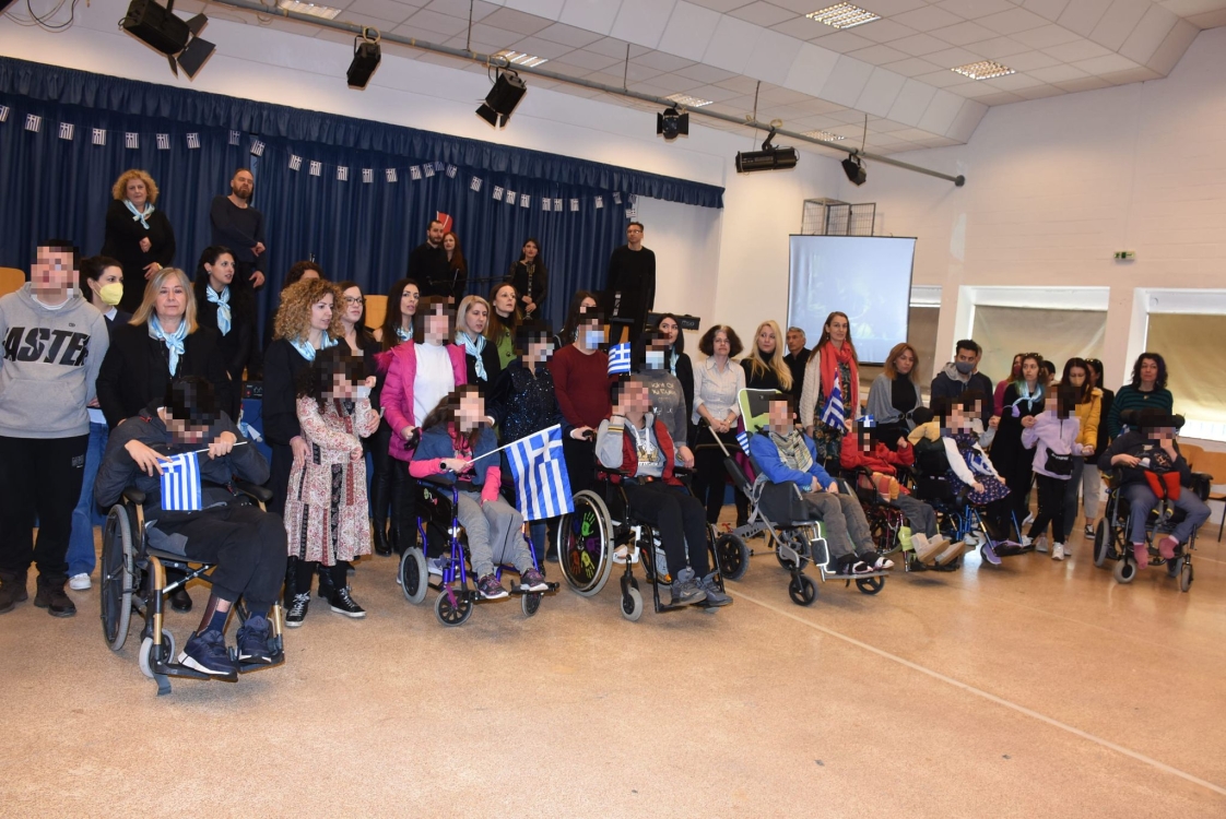 Εικόνα από τηνε γιορτή για την 25η Μαρτίου από το ΕΕΕΕΚ Μαθητών με Προβλήματα Όρασης και Πολλαπλές Αναπηρίες.