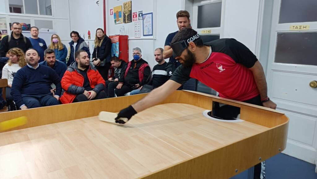 Εικόνα ενός ατόμου που παίζει το παιχνίδι showdown στην εκδήλωση που οργάνωσε το αθλητικό σωματείο Πυρσός.