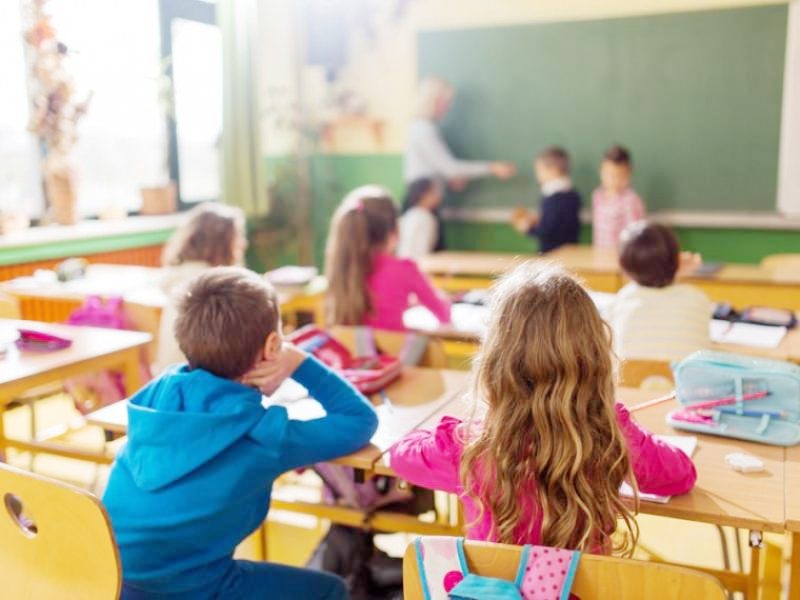 Εικόνα που απεικονίζει μαθητές μέσα στην σχολική τάξη.