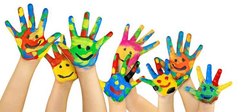 Φωτογραφία κειμένου που δείχνει χέρια που έχουν πάνω τους πολύχρωμες μπογιές για την Αγαλιώτη Αντιγόνη, Ψυχολόγο.