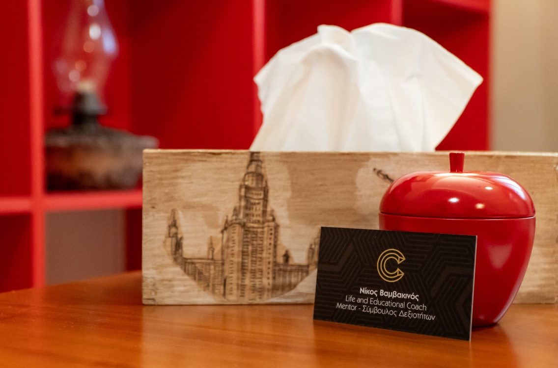 Φωτογραφία από το γραφείο που διατηρεί ο Νίκος Βαμβακινός.