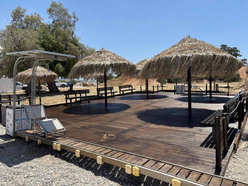 Φωτογραφία από την παραλία Γλυφάδας όπου έχει εγκατασταθεί το Seatrac για πρόσβαση στη θάλασσα.