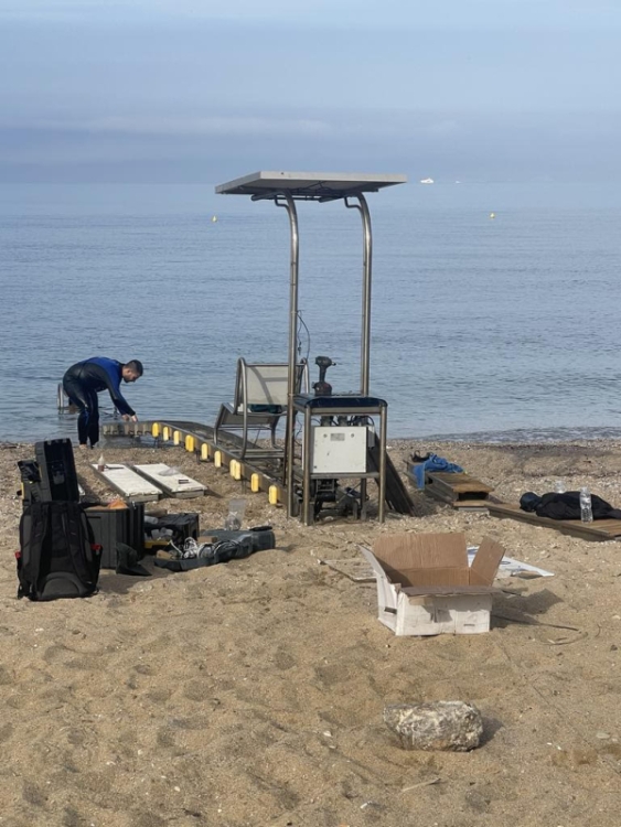 Εικόνα από τις εργασίες εγκατάστασης του Seatrac στην παραλία Βούλας.