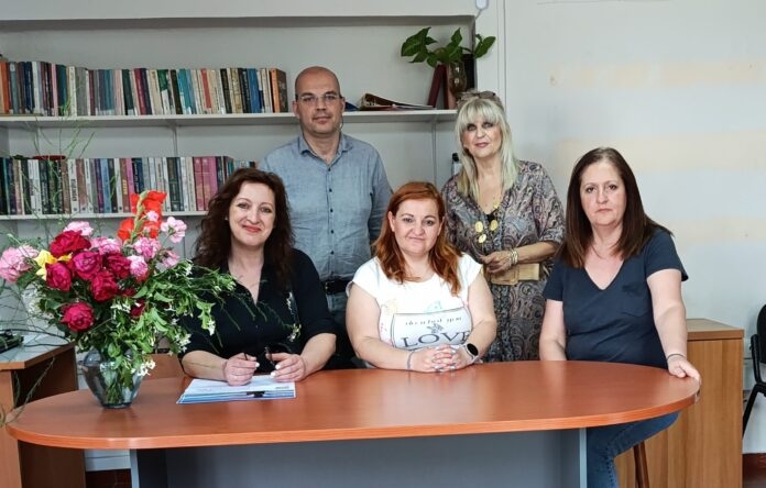 Φωτογραφία των στελεχών Κέντρου Διημέρευσης και Ημερήσιας Φροντίδας ΑΜΕΑ (ΚΔΗΦ ΑμεΑ) με την Δομή Υποστήριξης της επιχειρηματικότητας ανέργων “Γραφείο Επιχειρείν” Δήμου Βόλου.