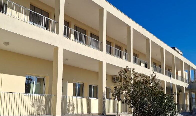 Φωτογραφία από το Οικοτροφείο Ατόμων με ΔΑΦ στην Μερόπη, Μεσσηνίας, στο κτήριο του πρώην Γυμνασίο του Δήμου Οιχαλίας.