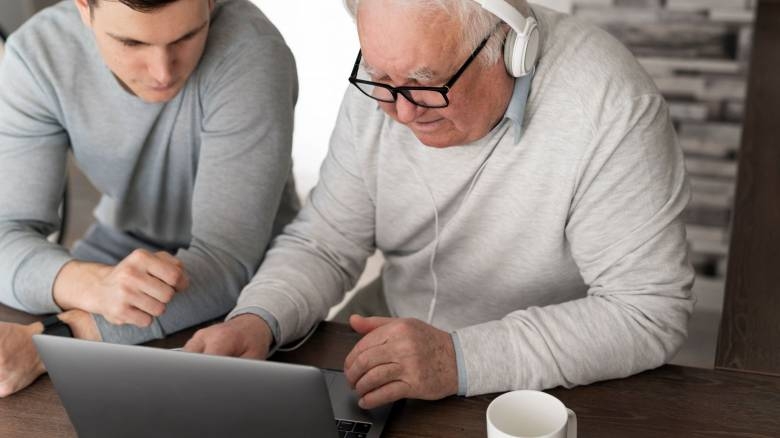 Εικόνα που δείχνει ενα ηλικιωμένο άτομο με αναπηρία να αποκτά ψηφιακές δεξιότητες.
