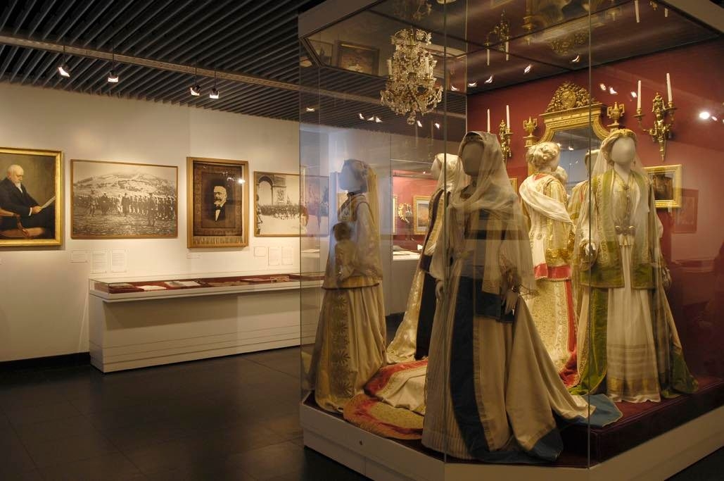 Φωτογραφία των εκθεμάτων στο εσωτερικό του Μουσείου Μπενάκη.