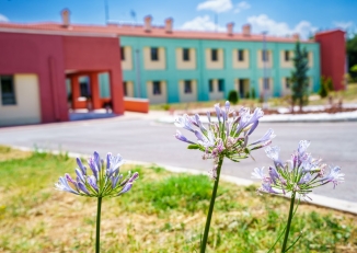 Εικόνα από τον εξωτερικό χώρο του κτηρίου, όπου στεγάζονται οι Στέγες Υποστηριζόμενης Διαβίωσης της ΚΟΙΝΣΕΠ "Λαμπηδόνες"