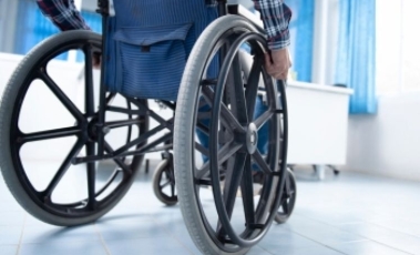 Εικόνα ατόμου σε αναπηρικό αμαξίδιο.
