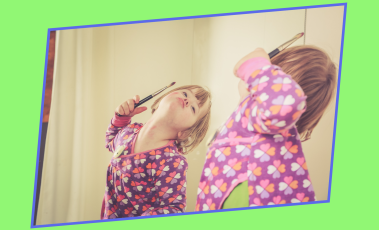 Εικόνα που παρουσιάζει ένα παιδί με σύνδρομο Down.