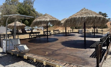 Φωτογραφία από την παραλία Γλυφάδας όπου έχει εγκατασταθεί το Seatrac για πρόσβαση στη θάλασσα.