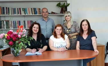 Φωτογραφία των στελεχών Κέντρου Διημέρευσης και Ημερήσιας Φροντίδας ΑΜΕΑ (ΚΔΗΦ ΑμεΑ) με την Δομή Υποστήριξης της επιχειρηματικότητας ανέργων “Γραφείο Επιχειρείν” Δήμου Βόλου.