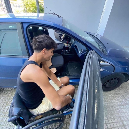 Εικόνα του Συλλόγου Περπατώ με άτομο με αναπηρία, που χρησιμοποιεί αυτοκίνητο.