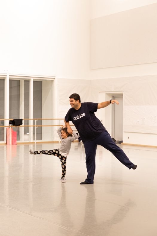 Φωτογραφία από το Εργαστήριο της Εθνικής Λυρικής Σκηνής με τίτλο "Μπαμπά, χορεύουμε;"