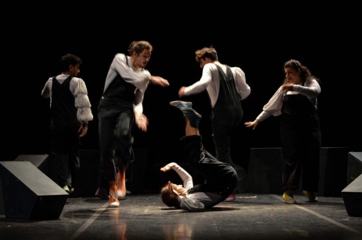 Φωτογραφία από την παράσταση της θεατρικής ομάδας "Εν Δυνάμει".