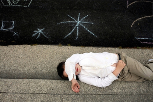 Εικόνα παιδιού με αυτισμό, ξαπλωμένο.