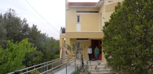 Εξωτερική άποψη της Στέγης Υποστηριζόμενης Διαβίωσης στη Μυτιλήνη, με τον διακριτικό τίτλο "Κυψέλη".