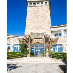 Εξωτερική εικόνα (πρόσοψη) του Αναρρωτηρίου Πεντέλης.