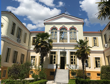 Εξωτερική άποψη (πρόσοψη και περιβάλλων χώρος) του Παραρτήματος Αποθεραπείας και Αποκατάστασης ΑμεΑ Σερρών, που λειτουργεί ως Κ.Δ.Η.Φ. & Οικοτροφείο.