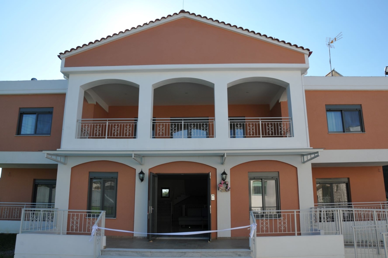 Εξωτερική άποψη (πρόσοψη) του κτηρίου της "Παναγίας Ελεούσας" για άτομα με αναπηρία στο Μεοσλόγγι.