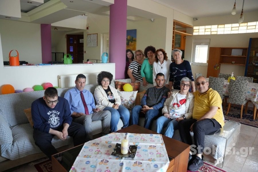 Φωτογραφία από τα ωφελούμενα άτομα και το προσωπικό την Στέγη Υποστηριζόμενης Διαβίωσης στη Μυτιλήνη, με τον διακριτικό τίτλο "Κυψέλη".