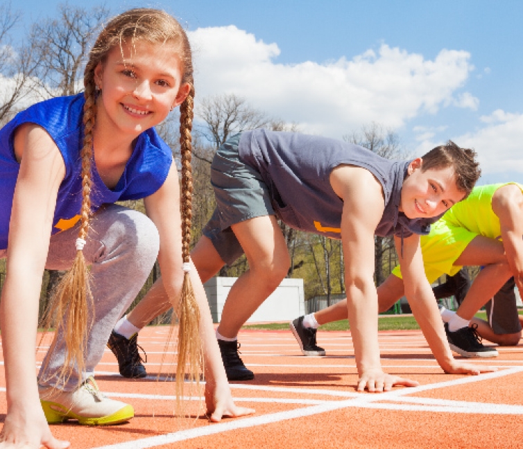Εικόνα παιδιών που αθλούνται στο στίβο.