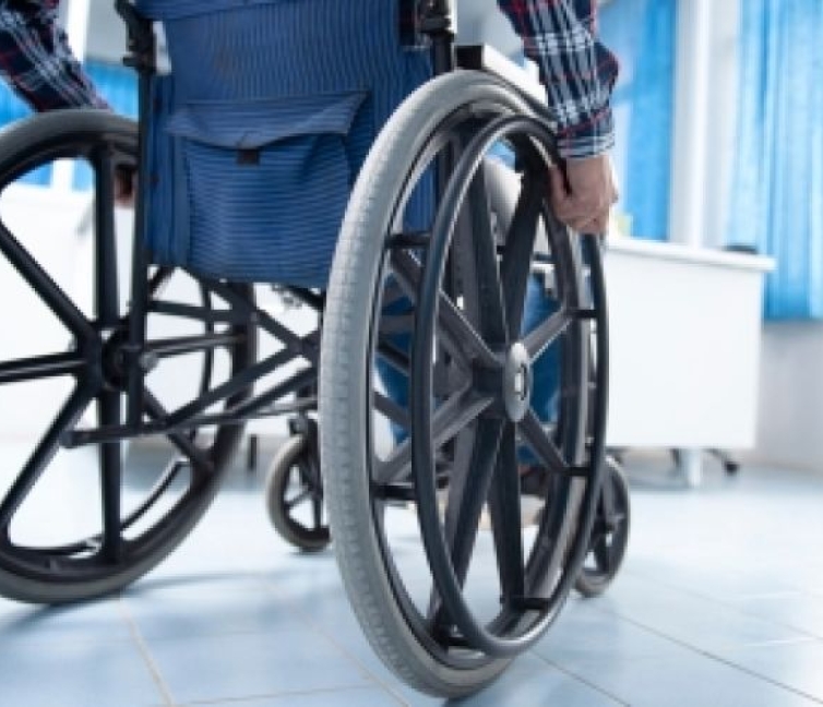 Εικόνα ατόμου σε αναπηρικό αμαξίδιο.
