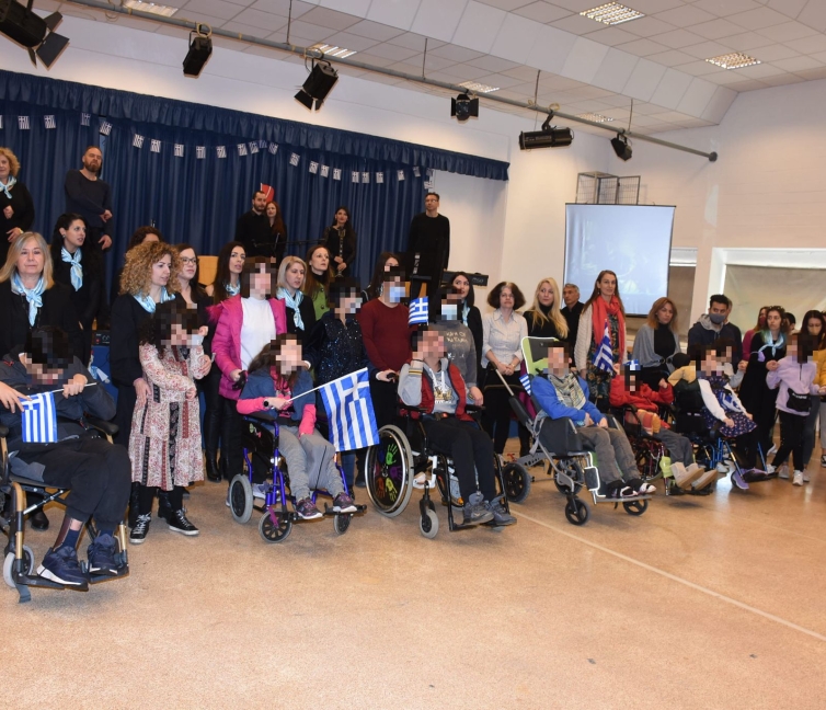 Εικόνα από τηνε γιορτή για την 25η Μαρτίου από το ΕΕΕΕΚ Μαθητών με Προβλήματα Όρασης και Πολλαπλές Αναπηρίες.