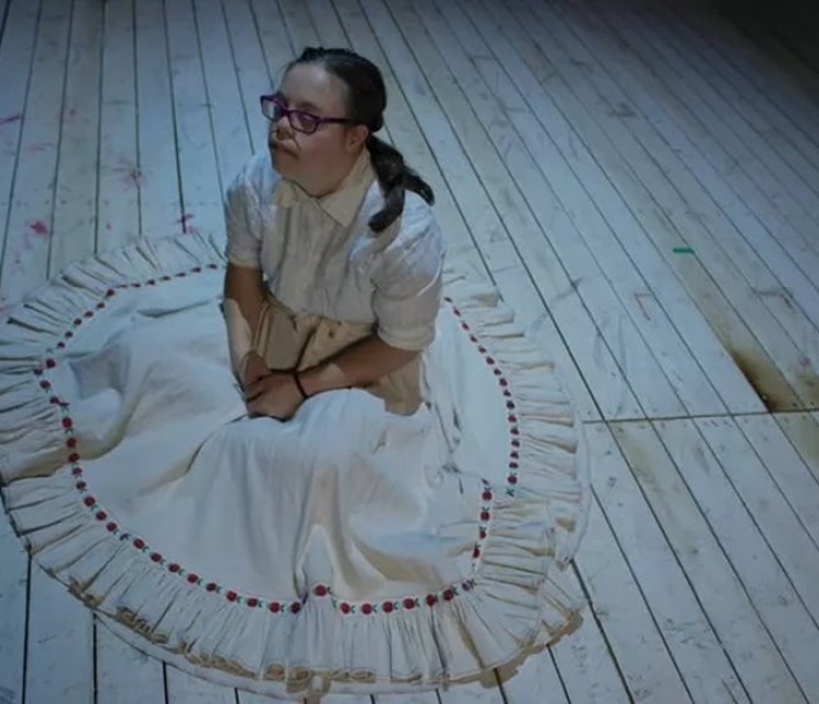 Εικόνα της Λωξάντρα Λούκας (LLoxy, καλλιτέχνις και performer με σύνδρομο Down).