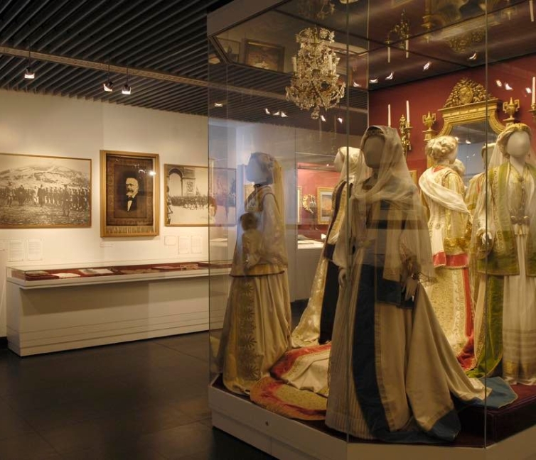 Φωτογραφία των εκθεμάτων στο εσωτερικό του Μουσείου Μπενάκη.