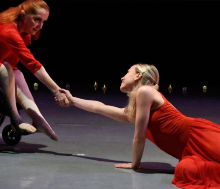 Αφίσα που παρουσιάζει δύο καλλιτέχνες με αναπηρία να χορεύουν, για την ημερίδα «Χορεύοντας τη διαφορά: Τέχνη, Θεραπεία και Συμπερίληψη»