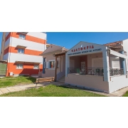 Εξωτερική άποψη του Οικοτροφείουο Ατόμων με Αυτισμό "Ελευθερία" που ιδρύθηκε από τον Σύλλογο Γονέων Κηδεμόνων και Φίλων Ατόμων με Αυτισμό Ν. Λάρισας.