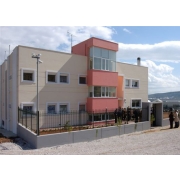 Εξωτερική άποψη (πρόσοψη) των Στεγών Υποστηριζόμενης Διαβίωσης "Φροντίδα" από το "Εργαστήρι".