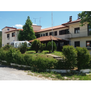 Φωτογραφία της εξωτερικής άποψης (πρόσοψη και περιβάλλων χώρος) του Παραρτήματος Αποθεραπείας και Αποκατάστασης ΑμεΑ Σερρών στο Σιδηρόκαστρο, που λειτουργεί ως Κ.Δ.Η.Φ. & Οικοτροφείο για άτομα με αναπηρία.