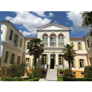 Εξωτερική άποψη (πρόσοψη και περιβάλλων χώρος) του Παραρτήματος Αποθεραπείας και Αποκατάστασης ΑμεΑ Σερρών, που λειτουργεί ως Κ.Δ.Η.Φ. & Οικοτροφείο.