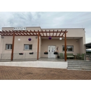 Εικόνα από την πρόσοψη του κέντρου δημιουργικής απασχόλησης ατόμων με αναπηρία η "Αριάδνη" του Συλλόγου ΑμεΑ Αργολίδας.